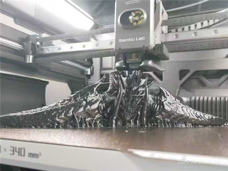 Leaked image of the speculated new large format 3D printer. Photo via TuuVee.