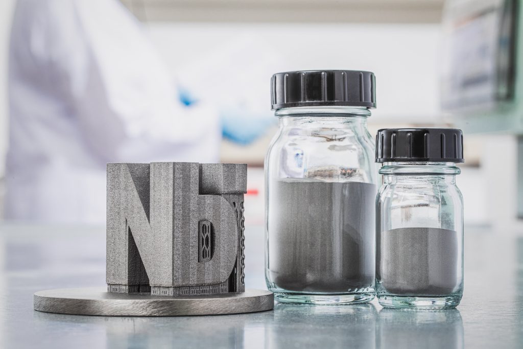 High-purity niobium alloy powder and 3D printed component. Image via TANIOBIS.
