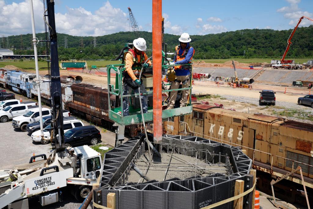 Barnard Construction workers pour concrete into the carbon-fiber-reinforced ABS form to produce one of the cast-in-place Janus columns. Photo via Kairos Power.