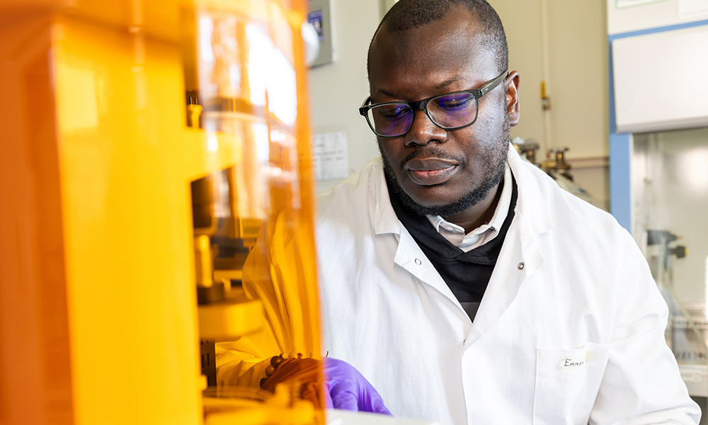 Dr. Emmanuel Osei has developed a way to 3D print tissue that resembles a living lung. Photo via UBCO.