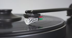 VORO Mounted on a premium tonearm. Photo via Lithoz.