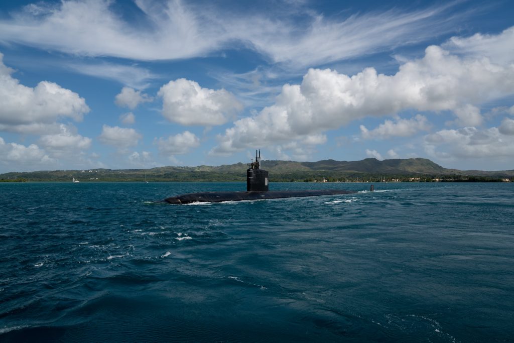 Um submarino da Marinha dos EUA na Base Naval Guam. Foto através da Marinha dos EUA.