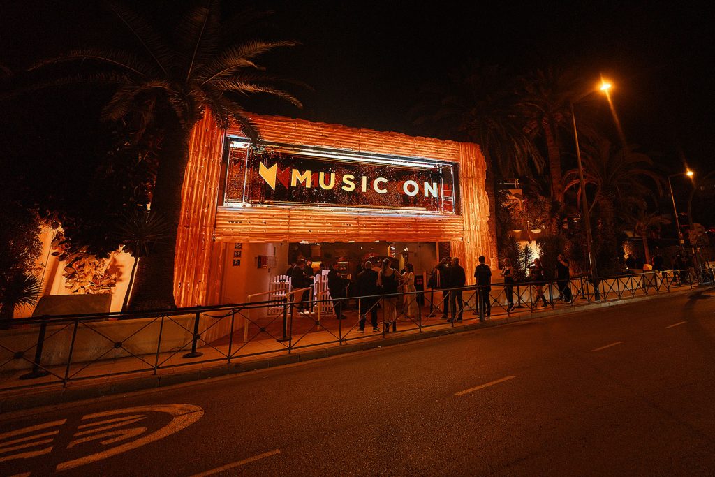 Fachada final iluminada para o evento Music On na Pacha Ibiza. Foto via WASP.