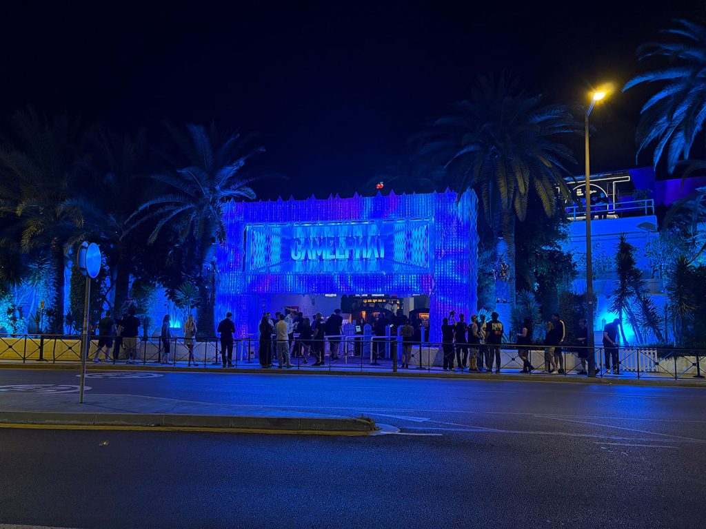 Vista noturna da fachada Camelphat da Pacha Ibiza. Foto via WASP.