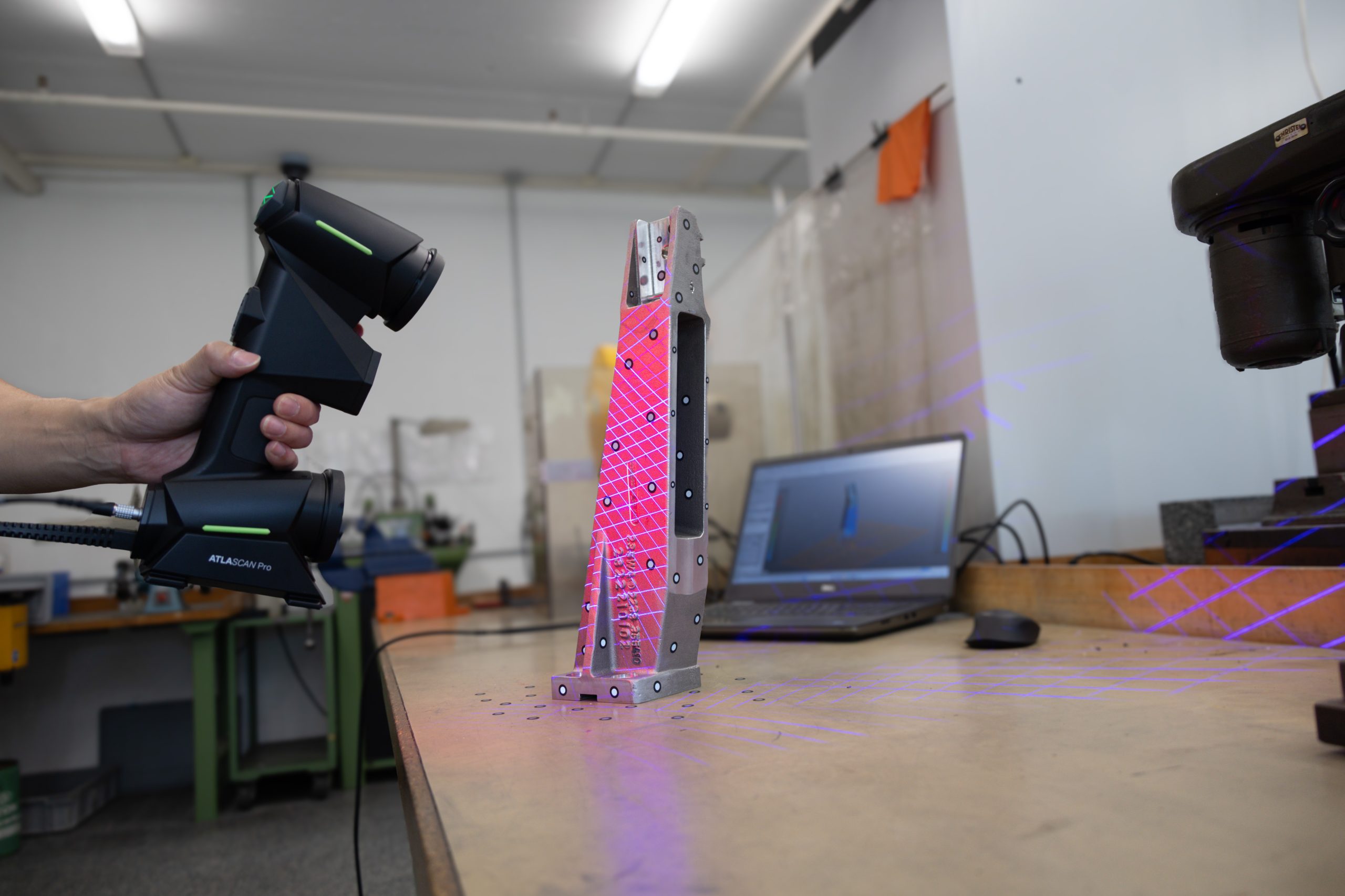 Hexagon Pairs Handheld Scanner With Geomagic Design X to Speed Up MRO Reverse Engineering